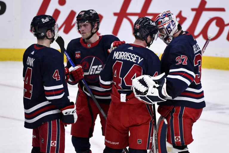 Jets win 4-2 over Blues