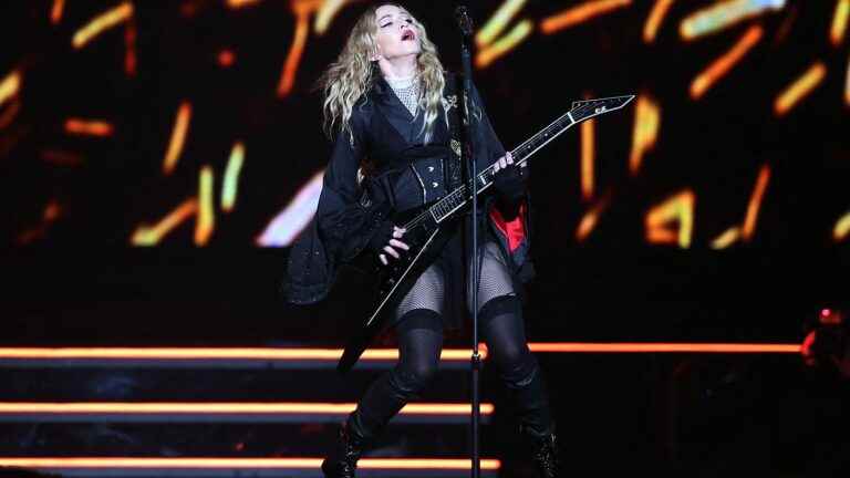 Madonna announces a world tour event that will pass through Paris in the fall