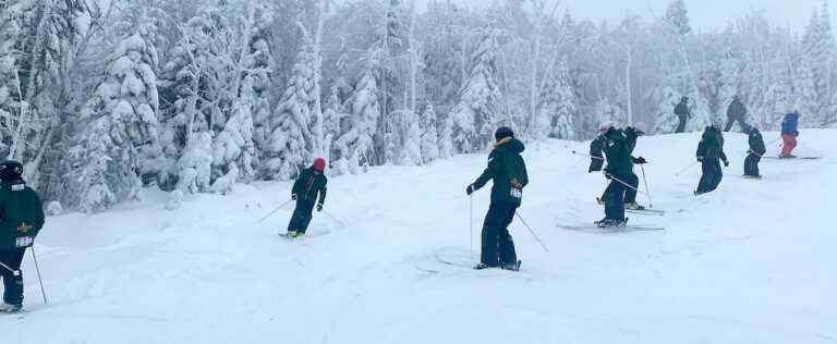 Mutual aid between freestyle skiers