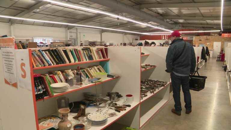 Near Tours, the success of a permanent garage sale