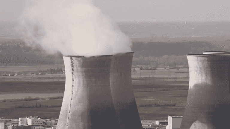 Nuclear power plants: extending reactors beyond 60 years to produce enough?