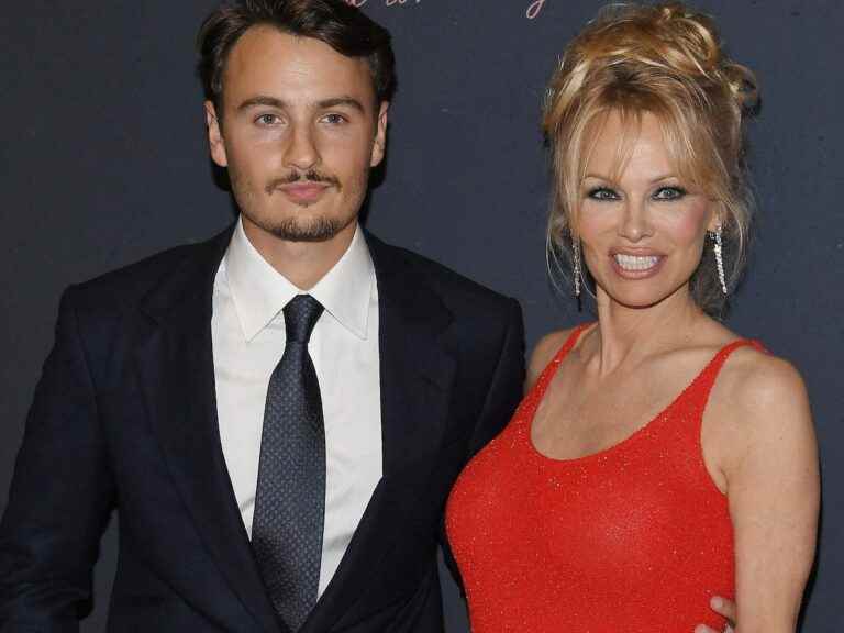 Pamela Anderson: she dares the total red look like Kate Middleton but her dress is acting up