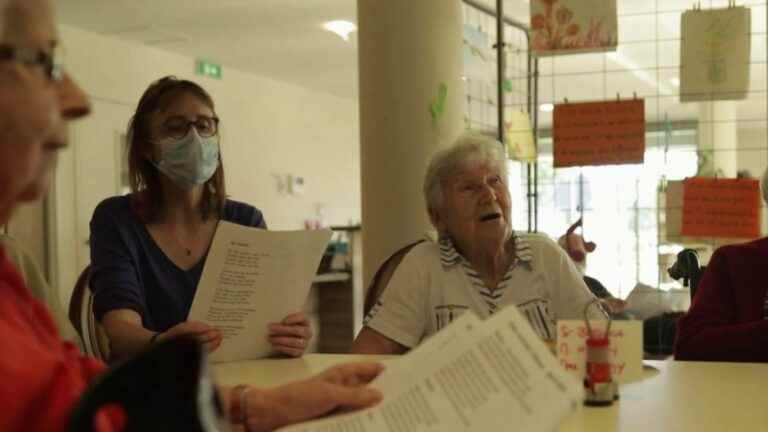 Retirement homes: an association goes to nursing homes to sing with residents