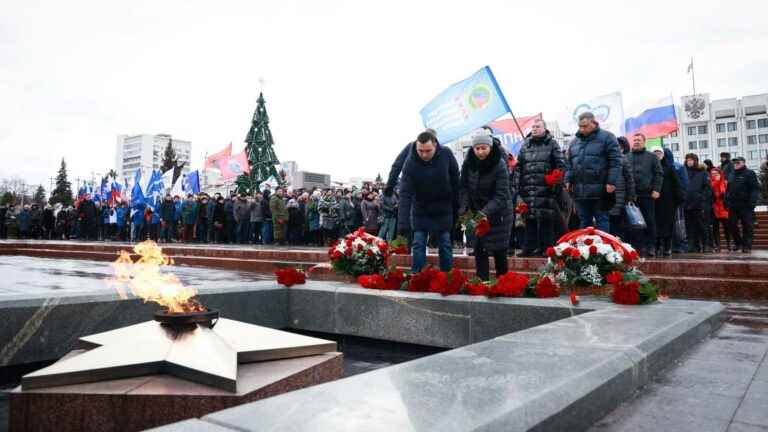 Russians pay tribute to soldiers killed in Ukrainian strike