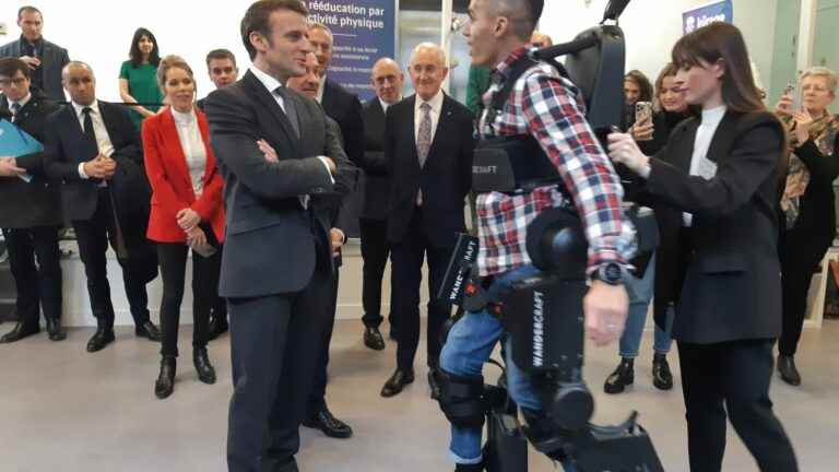 TESTIMONY.  “We’re up, it feels good,” smiles Suleyman, a soldier injured in Mali who walks again thanks to an exoskeleton