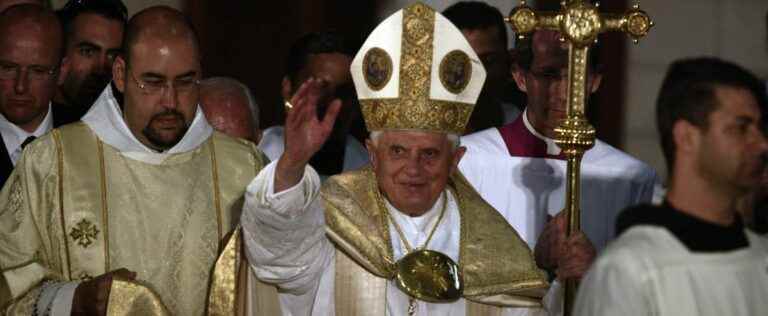 The body of Benedict XVI exposed to the faithful at Saint Peter’s in Rome