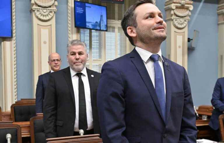 The deputies of the Parti Québécois enter the Blue Room without taking an oath to the king