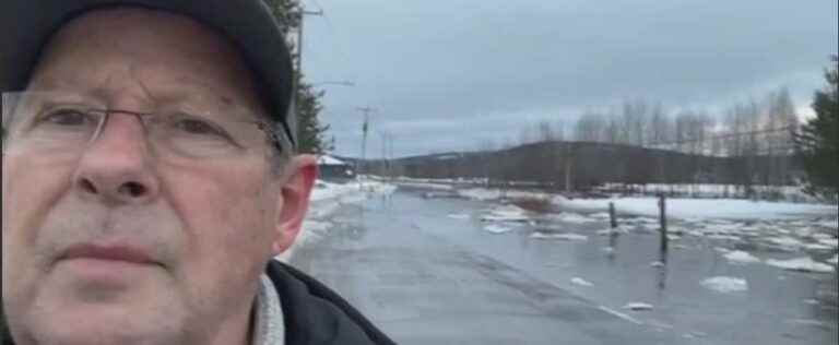 The river crossing Saint-Raymond overflows in the middle of January