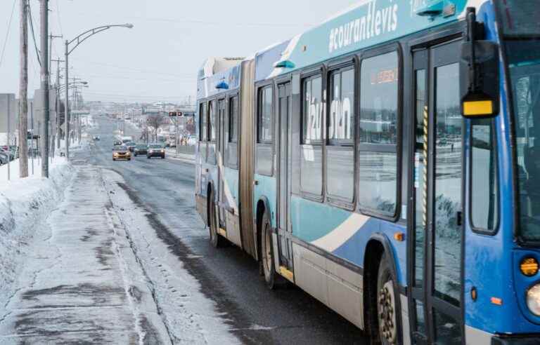 The strike paralyzes public transit in Lévis