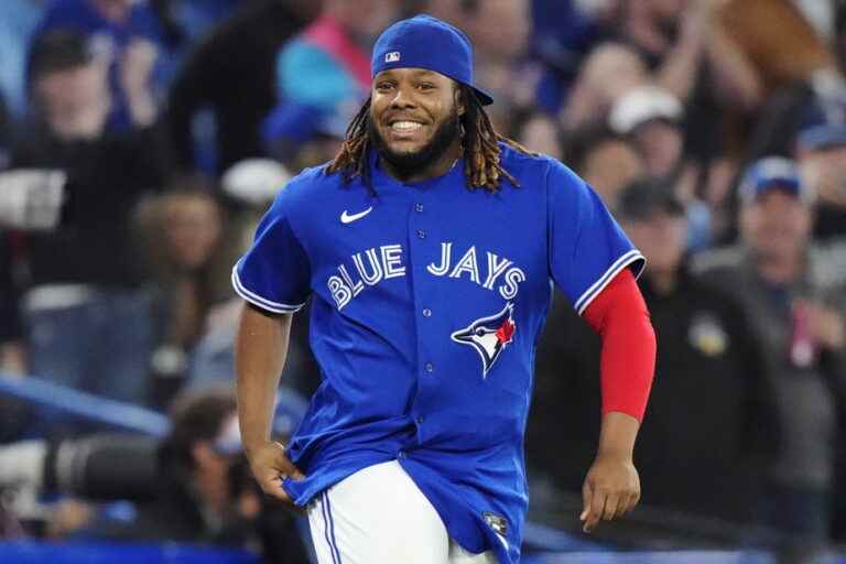 Toronto Blue Jays |  Vladimir Guerrero accepts a contract of 14.5 million and avoids arbitration