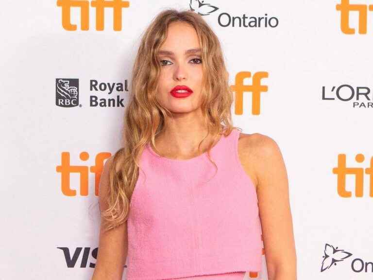 Vanessa Paradis’ daughter makes a funny pout when she takes everything off