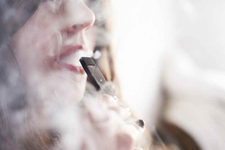 Vaping |  Federal law ineffective in protecting young people, experts say