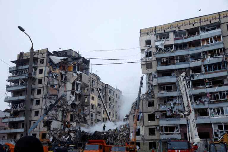 War in Ukraine |  The anxious wait of the inhabitants after a deadly strike on a building in Dnipro