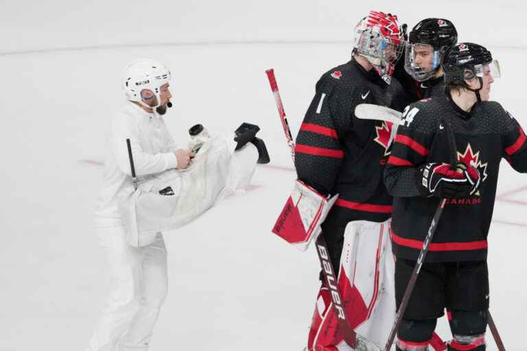 World Junior Championship |  An all-white cameraman draws attention to the ice