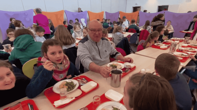 a school canteen mixes the youngest and the seniors