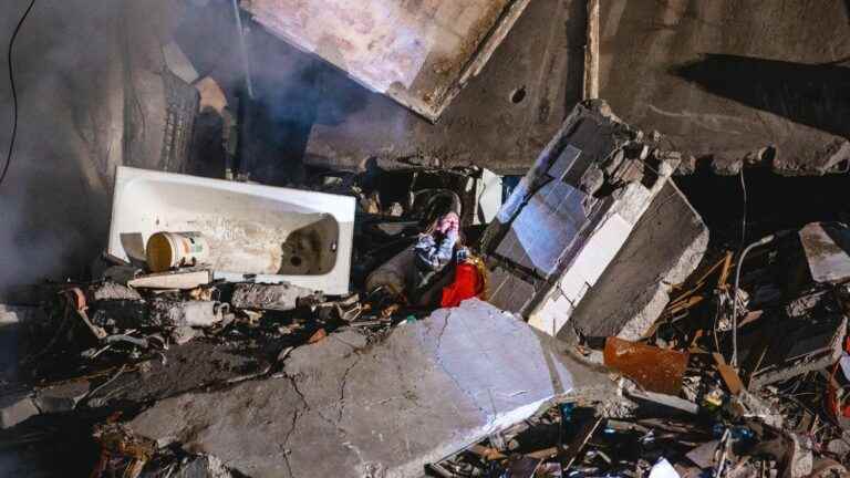 behind the image of a survivor of the Dnipro building, alone near her bathtub, the desire to “change the course of the war”