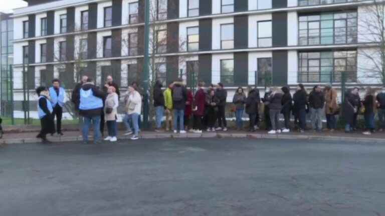 emergency care workers at Pontoise hospital, exhausted, go on sick leave