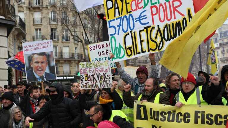 in Paris, the yellow vests are back to denounce the policy of Emmanuel Macron