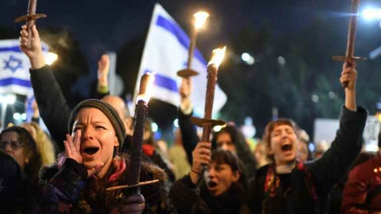 in Tel Aviv, tens of thousands of demonstrators boo Benjamin Netanyahu and “the fascists”