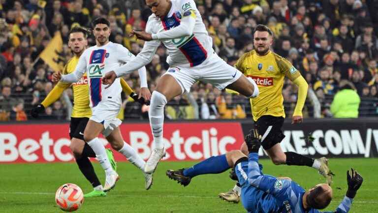 in the locker room, fans of Pays de Cassel competed in imagination to recover the PSG jerseys