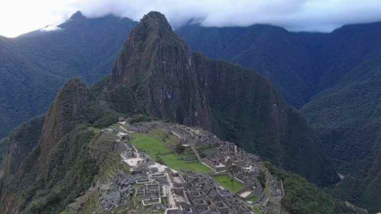 more than 400 tourists evacuated from Machu Picchu