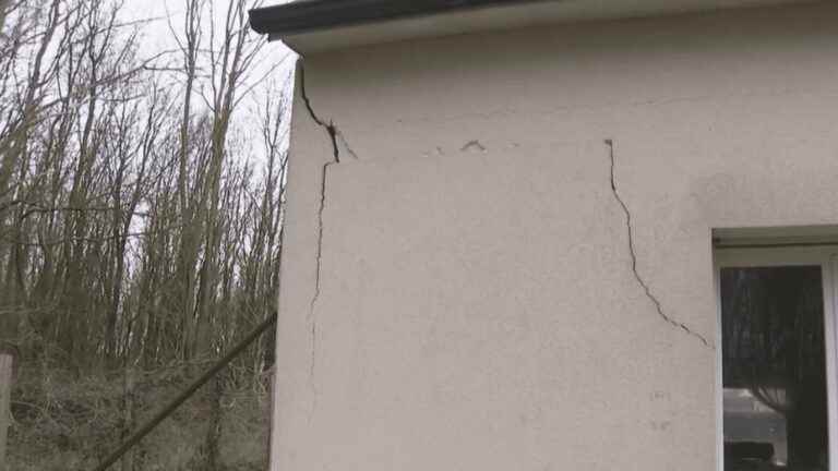 residents of cracked houses want compensation