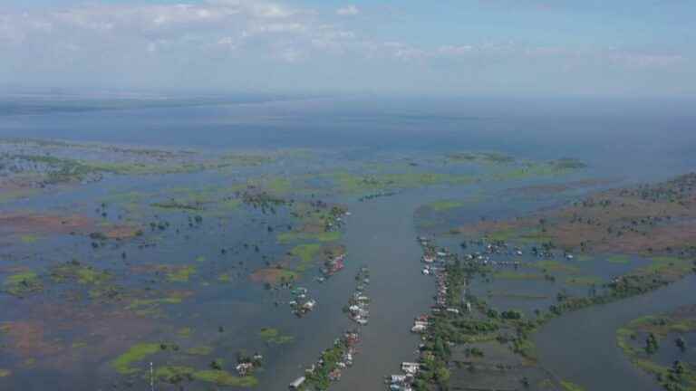 the Tonlé Sap, a gigantic lake that covers everything in its path