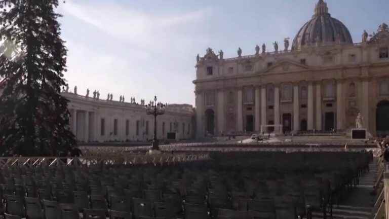 thousands of faithful present in Italy for the funeral of Benedict XVI