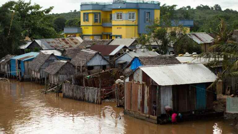 tropical storm leaves 25 dead and 38,000 displaced