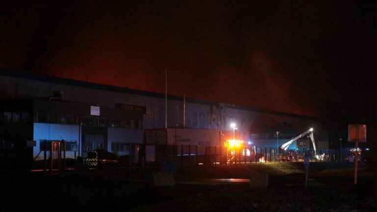 what we know about the fire at a Bolloré Logistics warehouse housing 12,000 lithium batteries in Grand-Couronne