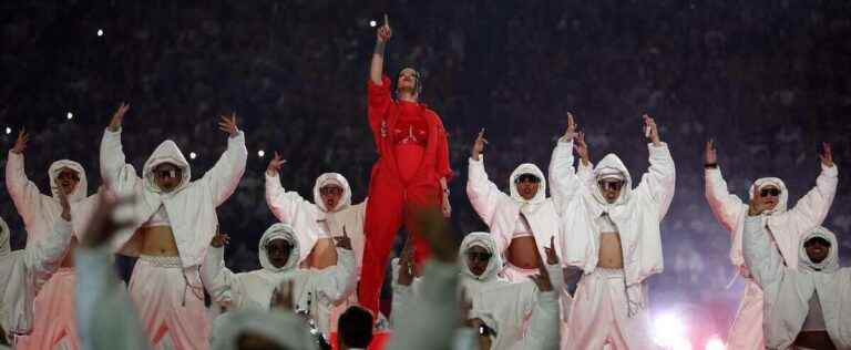 A Montrealer, a big fan of Rihanna, dances with her at the Super Bowl