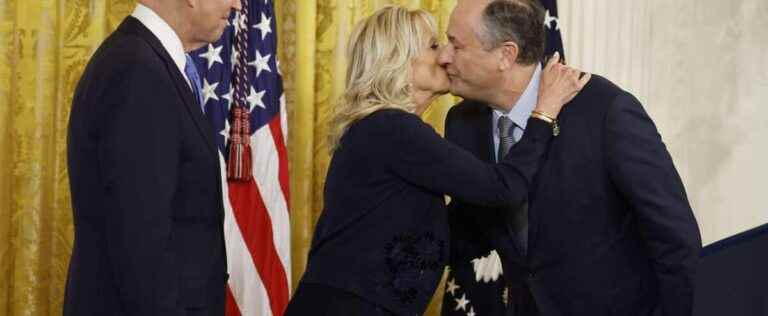 A kiss between Jill Biden and the vice president’s husband ignites social networks