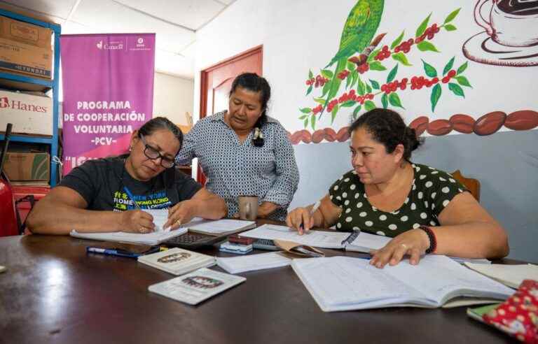 A savings group led by women in El Salvador