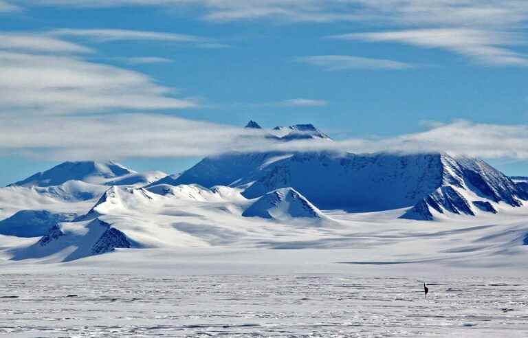 Antarctic sea ice hits new low