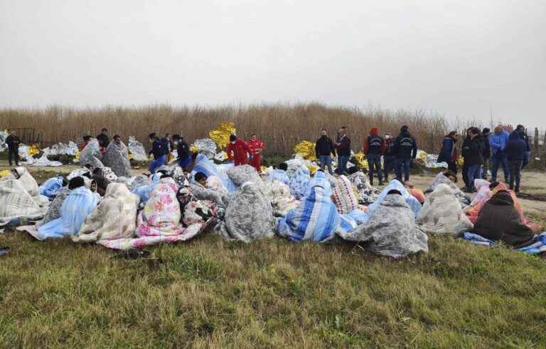 At least 60 migrants die in a shipwreck near the Italian coast