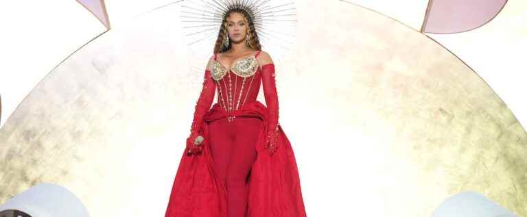 At the Grammy Awards, Beyoncé awaits the big night, Adele in ambush