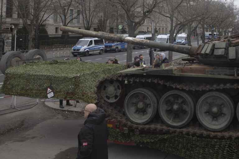 Berlin |  A wrecked Russian tank, gun pointed at the embassy