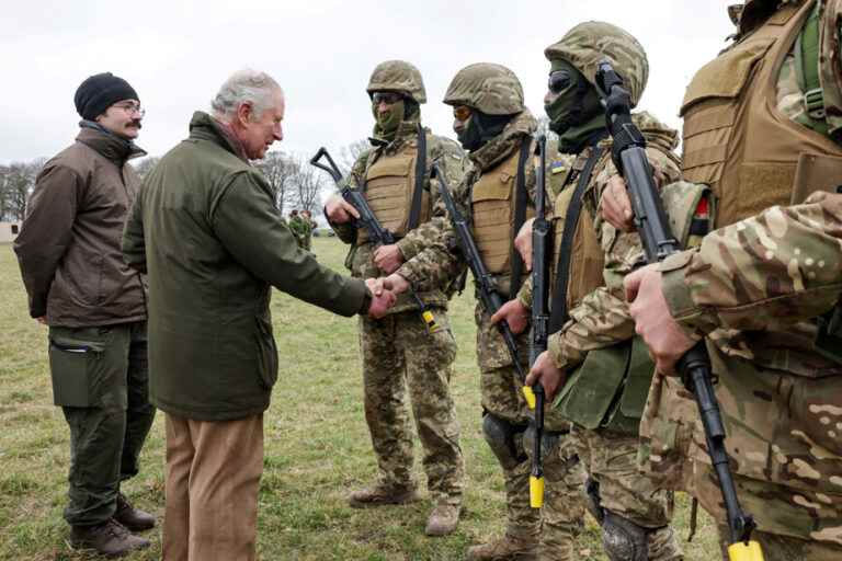 Charles III visits Ukrainian soldiers undergoing training in England