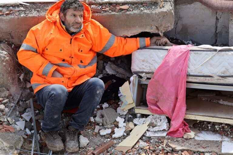 Earthquake in Turkey |  Outpouring of solidarity for a father holding the hand of his dead daughter in a photo