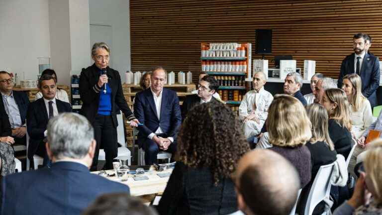 Elisabeth Borne and Gérald Darmanin visiting the North to discuss with employees