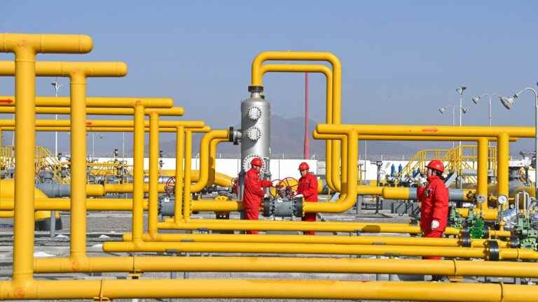 Faced with Western sanctions, Russia and Kazakhstan discuss a gas pipeline project to China