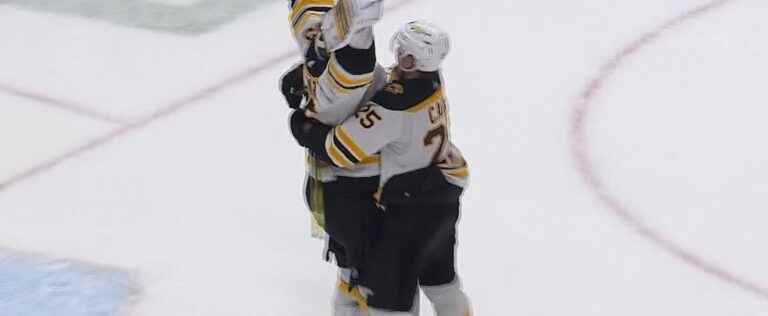 Hockey: a goalkeeper scores a goal!