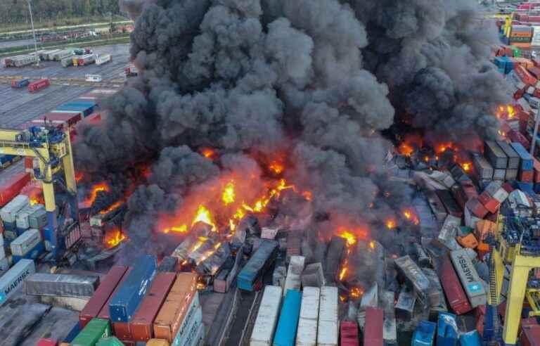 Huge fire hits Turkish port of İskenderun