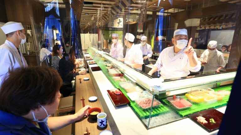 In Japan, “sushi terrorism” disgusts Internet users and worries restaurants