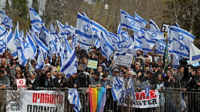 In Jerusalem, thousands of people gather to oppose the reform of the judicial system