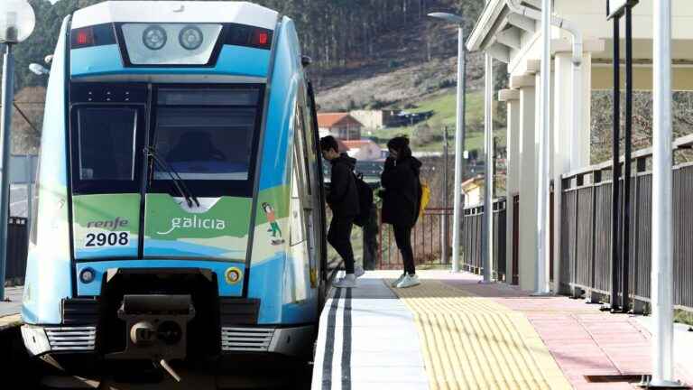 In Spain, Renfe orders trains too big to pass through tunnels