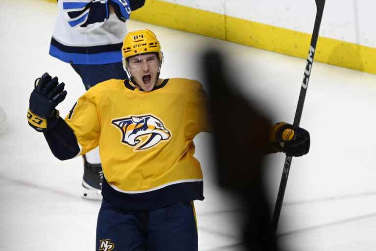 Lightning trade five draft picks to Predators in exchange for Tanner Jeannot