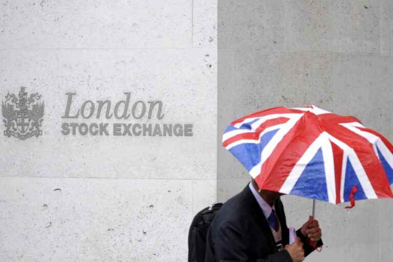 London Stock Exchange |  The FTSE 100 index passes 8000 points for the first time