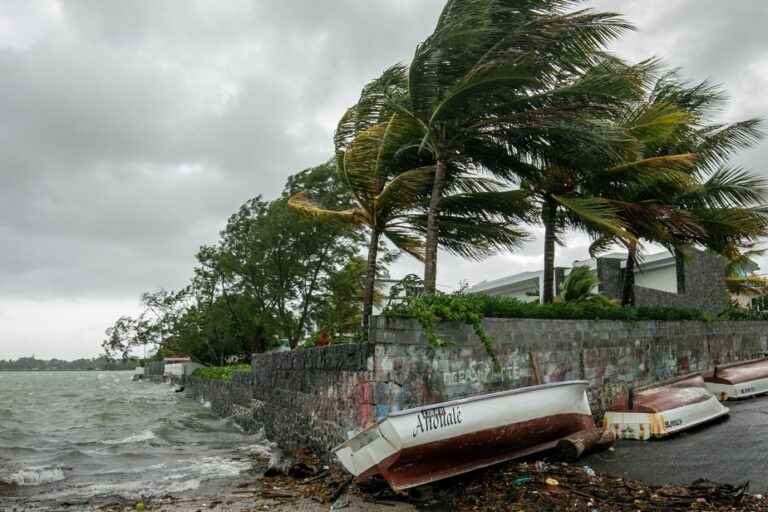 Mauritius swept by the rains as a cyclone approaches