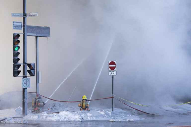 Montreal |  A fire razes a building, two police officers inconvenienced by the smoke